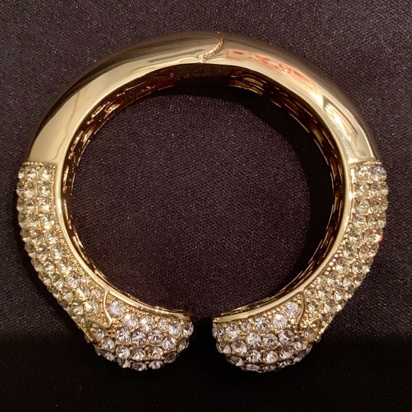 JOAN BOYCE HINGED KISSABLE CUFF NEW IN POUCH - Picture 2 of 7